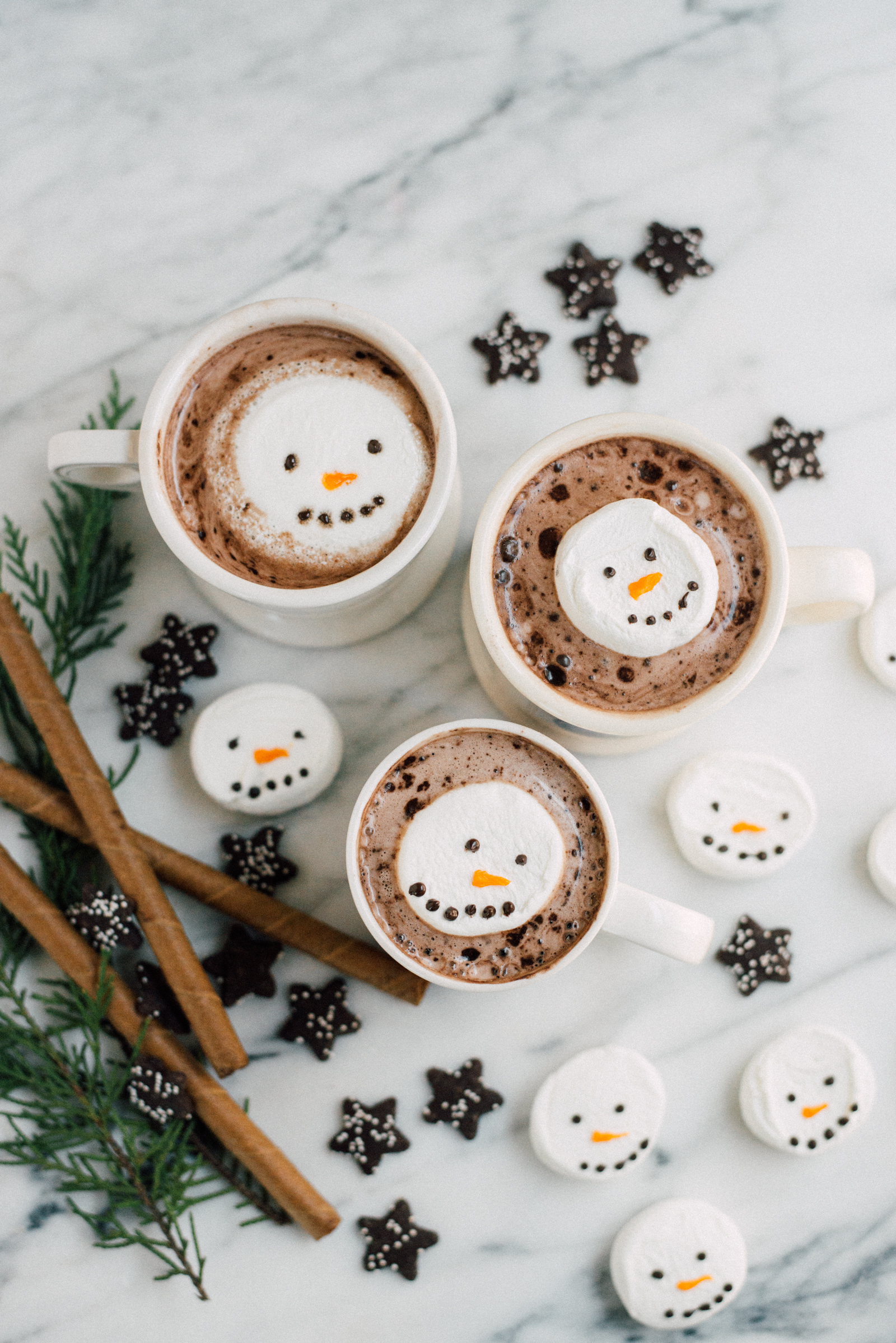 mugs of hot chocolate marshmallow snowmen