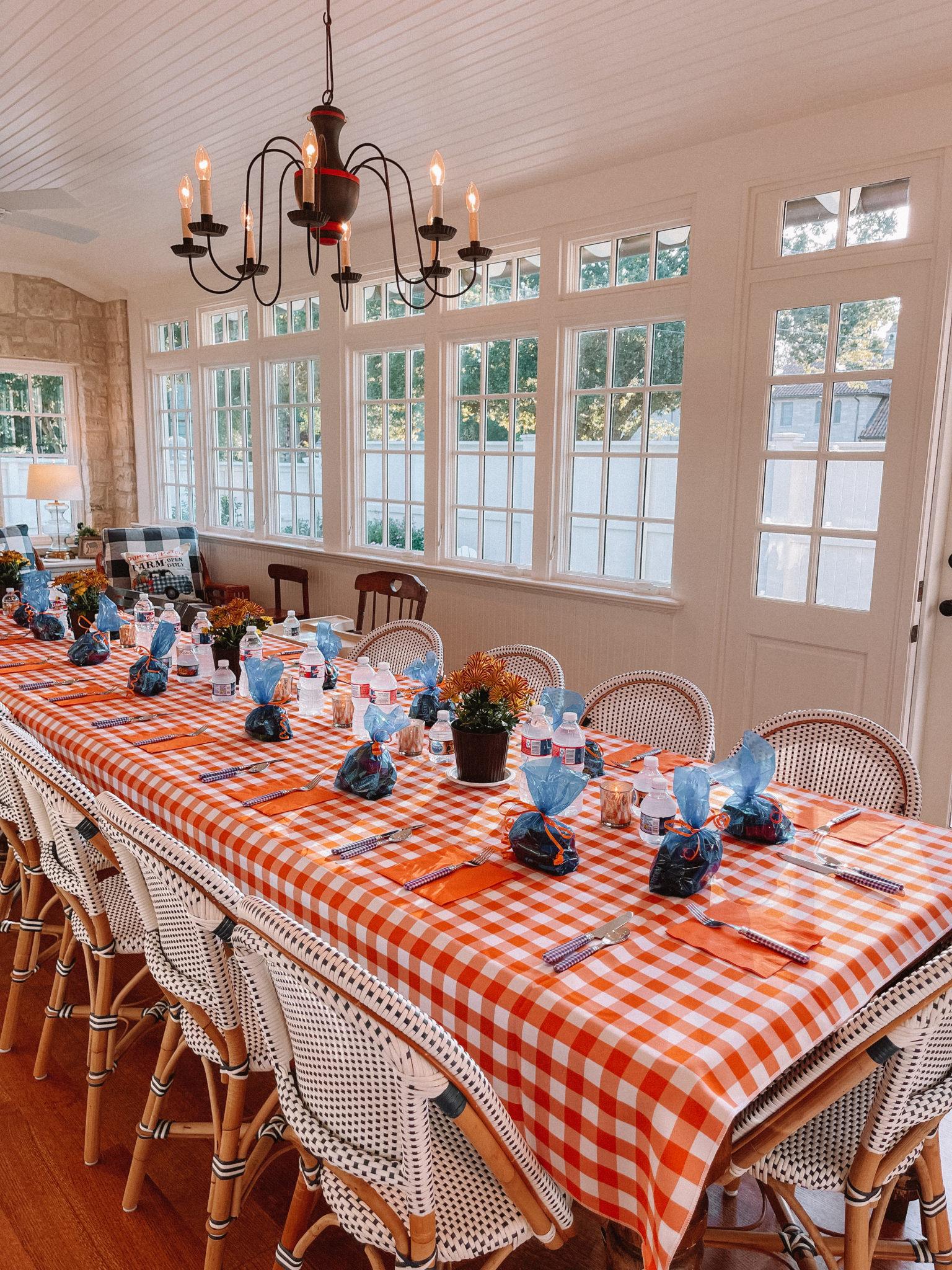 halloween party table 